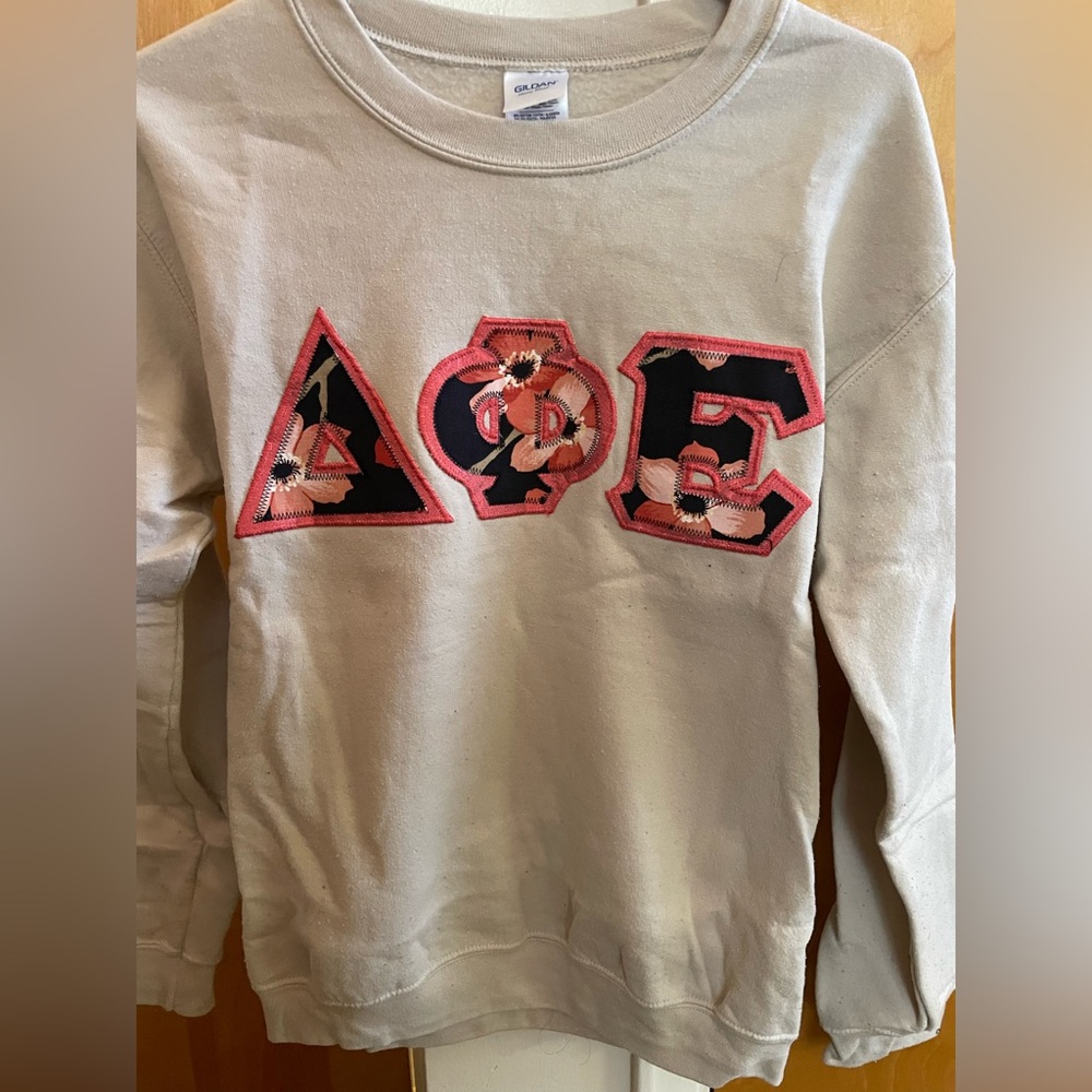 delta phi epsilon letters crewneck
